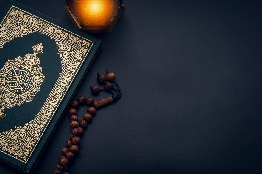 طالبة تتعلم تحفيظ القرآن الكريم أونلاين عبر أكاديمية تحفيظ في السعودية
